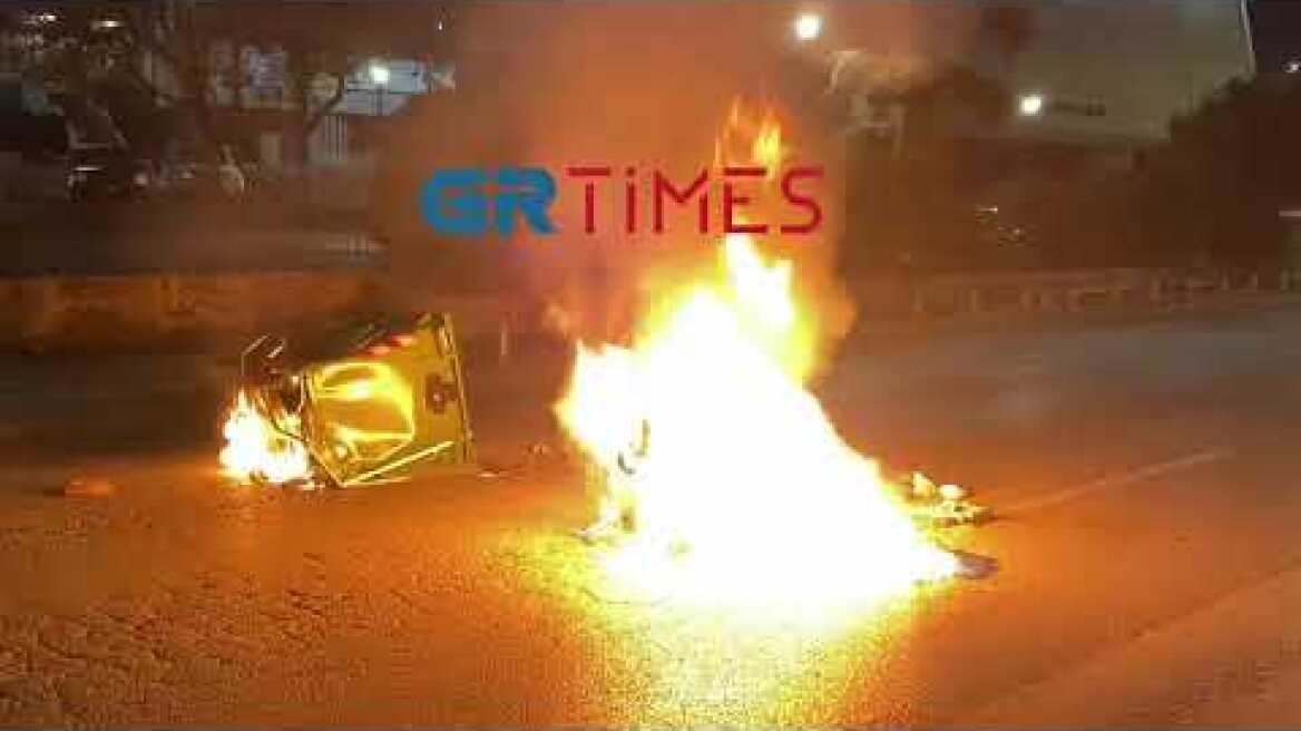 Θεσσαλονίκη: Φωτιά σε κάδους στην οδό Εγνατία