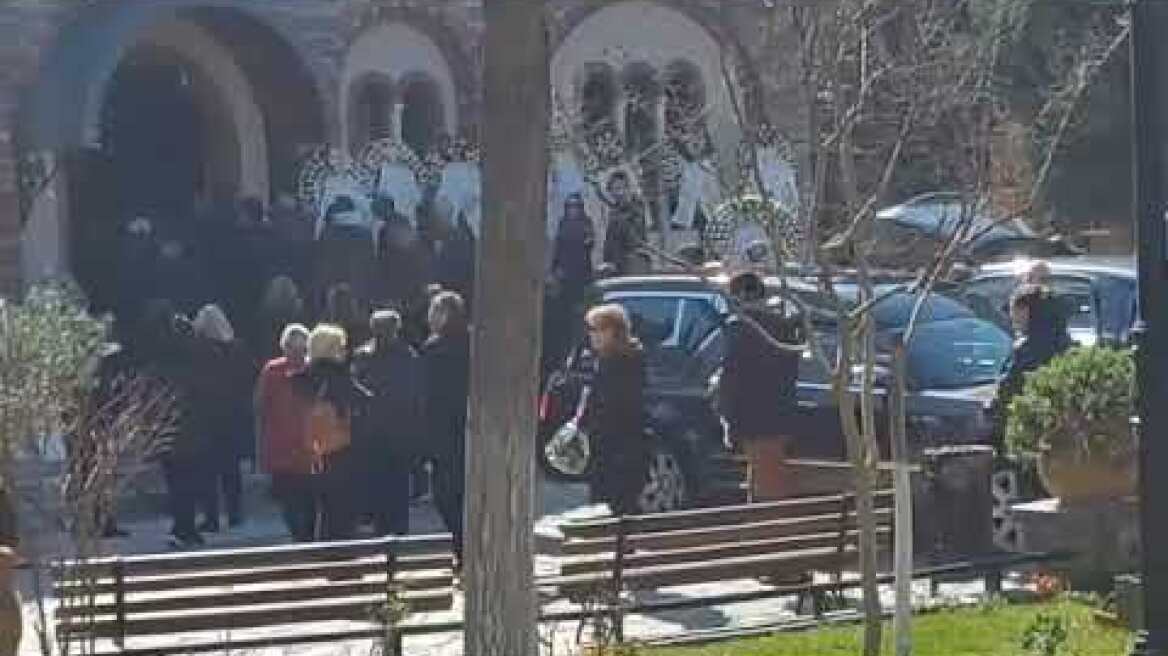 Θρήνος στην κηδεία του αστυνομικού Βαγγέλη Μπουρνάζη  και του 15χρονου γιου του