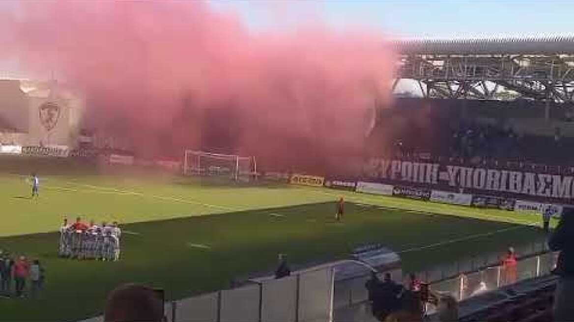 Εντυπωσιακό κορεό των βυσσινί φιλάθλων