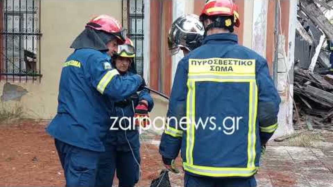 Με ειδικό εξοπλισμό η πυροσβεστική προσπαθεί να εντοπίσει εάν υπάρχουν εγκλωβισμένοι