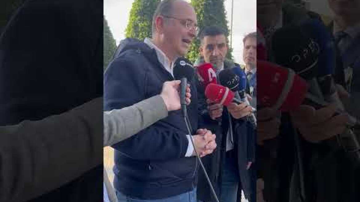 Ο Μακάριος Λαζαρίδης εισέρχεται στα γραφεία της ΝΔ