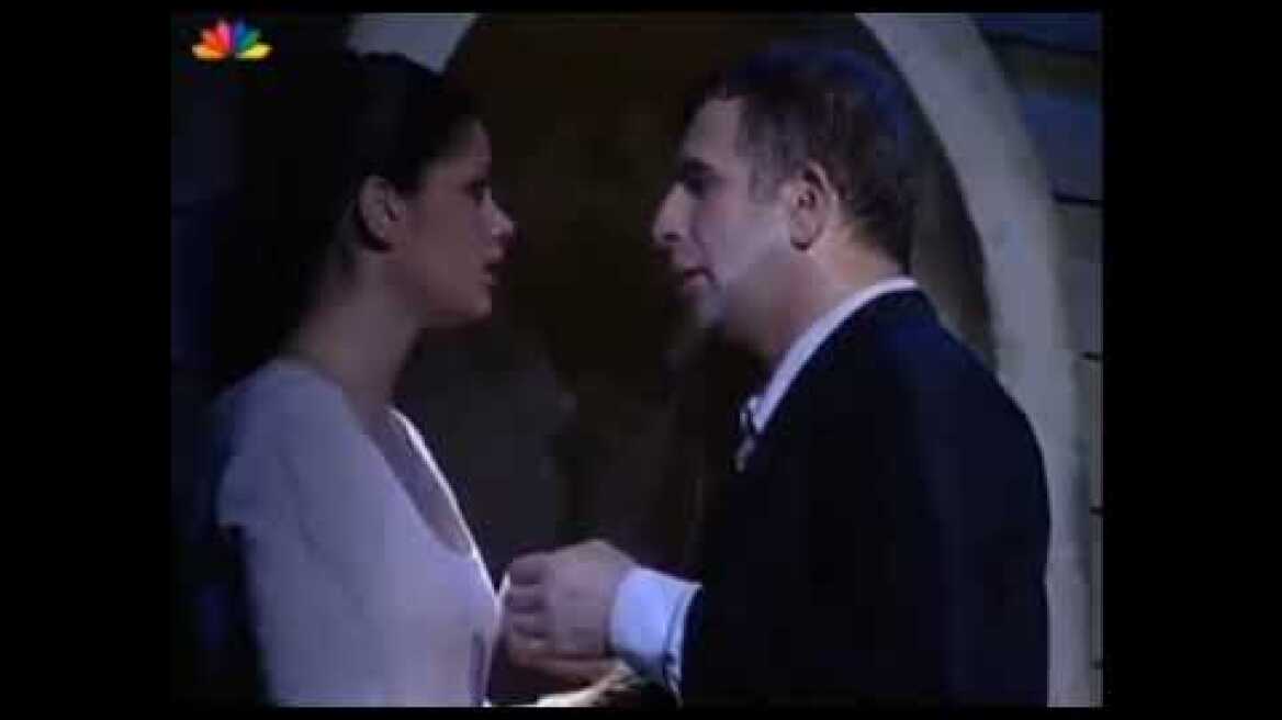 Αυτά είναι τα "ανάρμοστα" φιλιά του Πέτρου Φιλιππίδη προς την Άννα Μαρία Παπαχαραλάμπους 😥