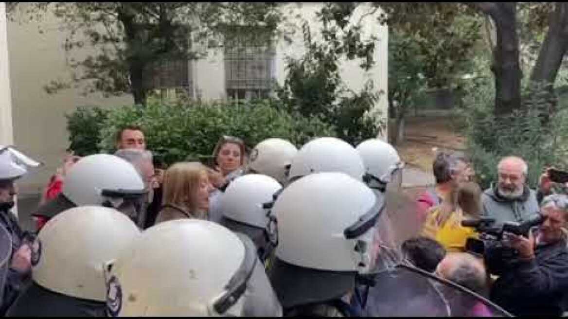 Αποκλεισμένα τα δικαστήρια του Βόλου από τα ΜΑΤ στη δίκη Μάγγου