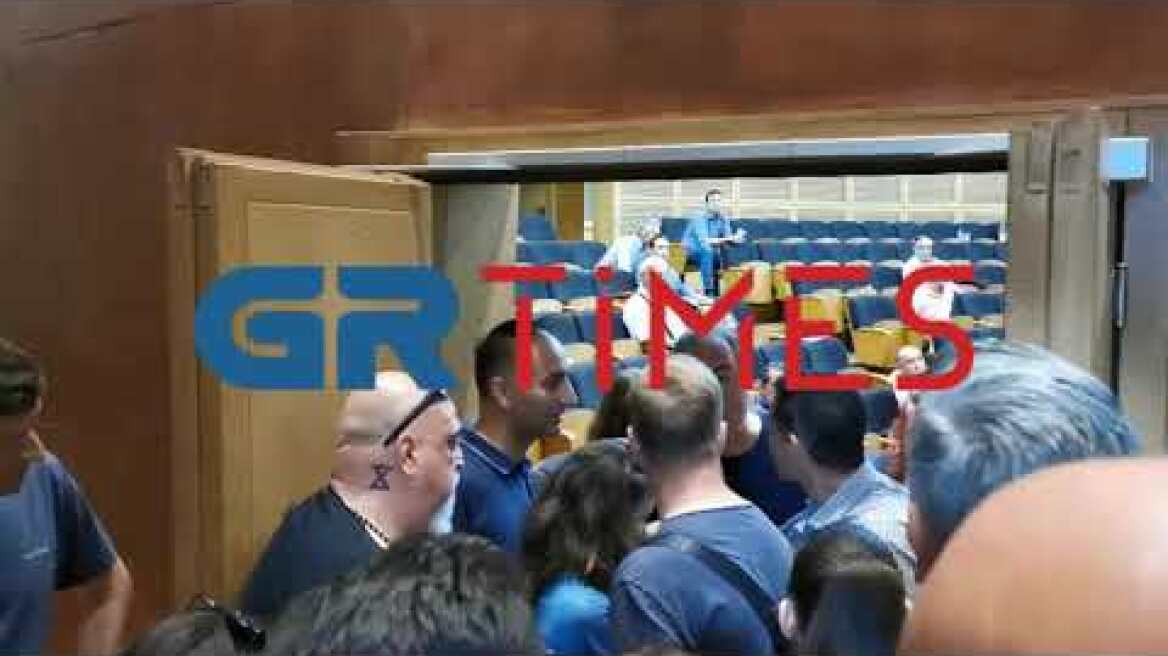 Διαμαρτυρία γονέων - Ένταση στο δημοτικό συμβούλιο για τη σχολική στέγη - GRTimes.gr