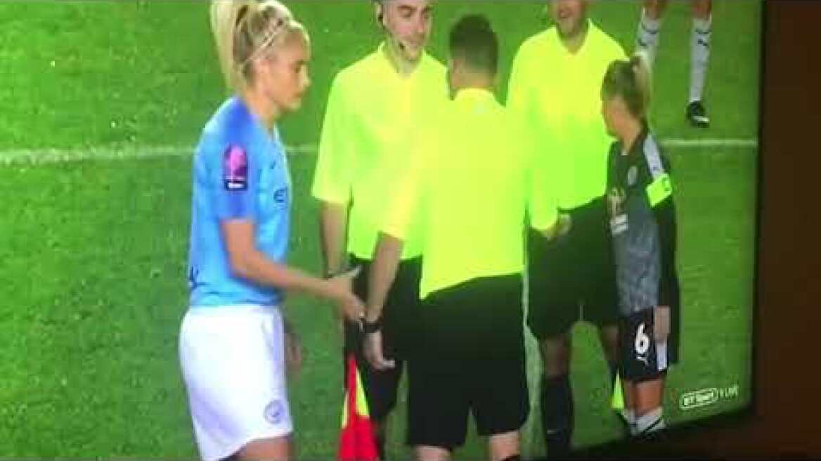 Referee makes Super League captains play rock , paper , scissors