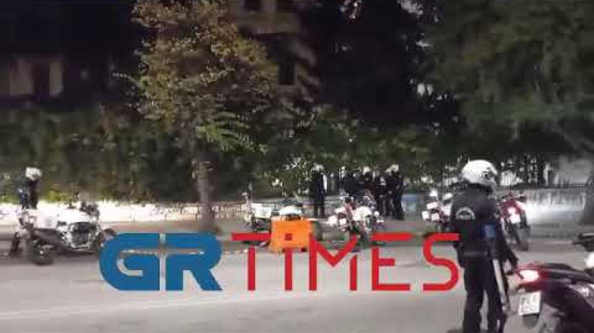 Θεσσαλονίκη: Προσαγωγή υπόπτων έξω από τη Φιλοσοφική Σχολή