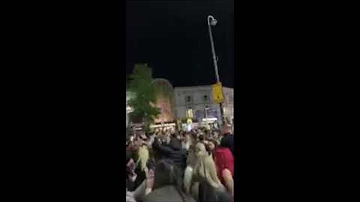 Βρετανία: Στήνουν πάρτι στους δρόμους