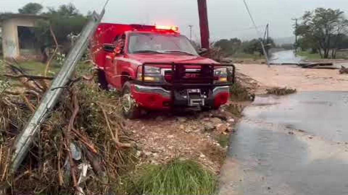 Επιχείρηση διάσωσης για μητέρα και βρέφος που εγκλωβίστηκαν από την κακοκαιρία Byron