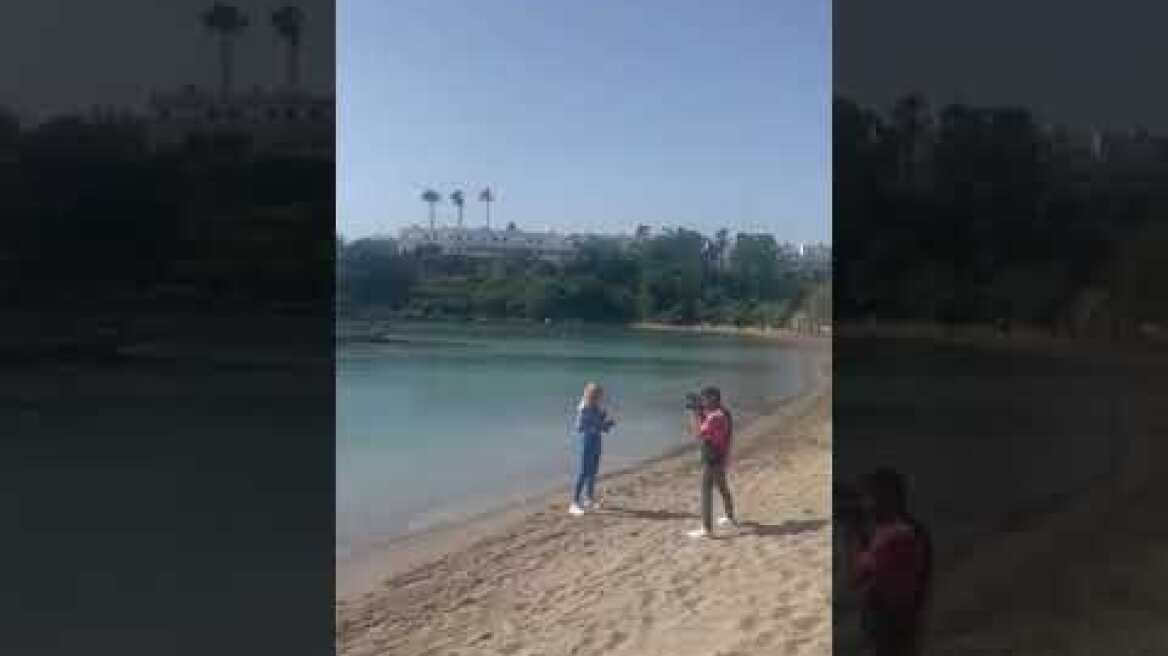 Νέες εικόνες από το beach bar στη Ρόδο με τις ξαπλώστρες στη θάλασσα