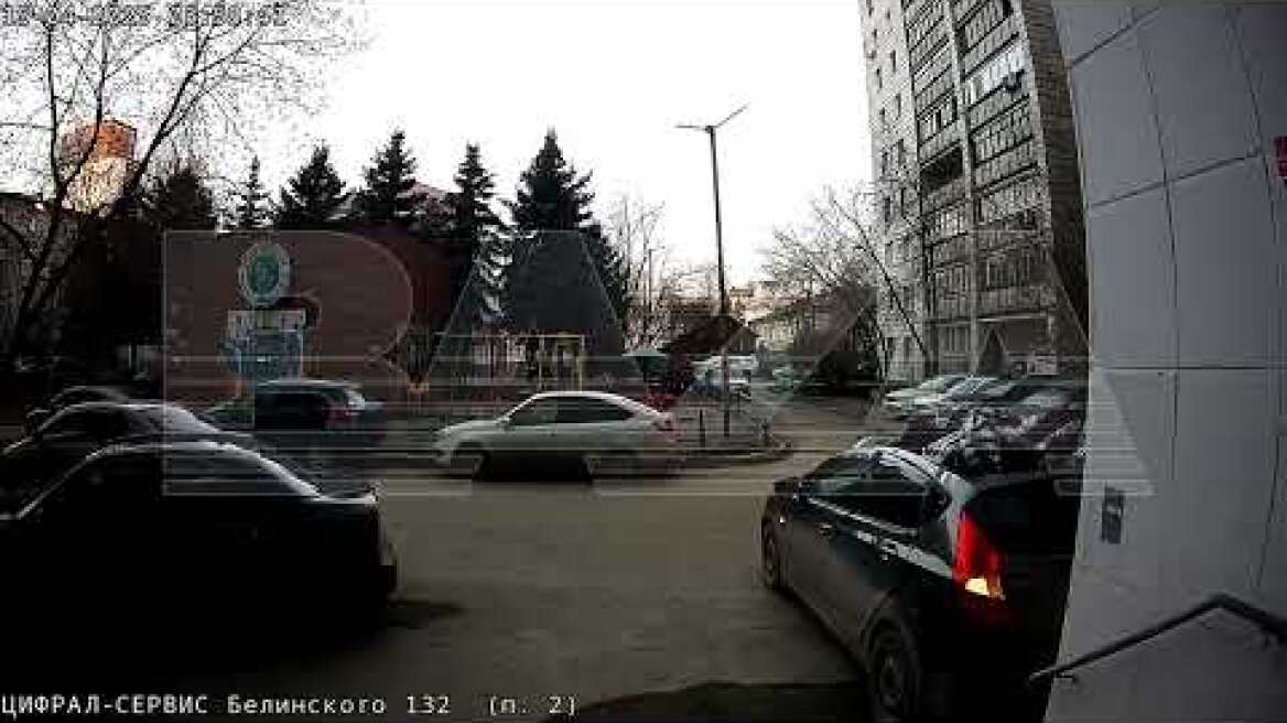 In Yekaterinburg, an 80-year-old woman fell from the 6th floor onto her car, the pensioner is alive.