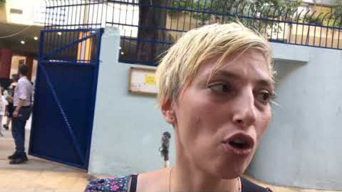 Μητέρα στην Κυψέλη λέει όχι στη μάσκα