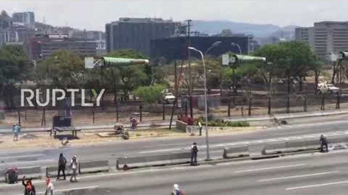 Venezuela: Maduro and Guaido supporters hurl tear gas on Caracas freeway