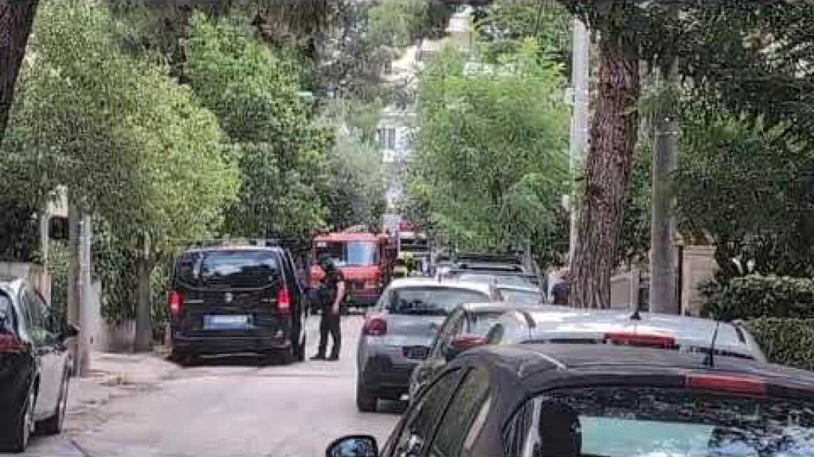 Άνδρας έχει ταμπουρωθεί σε διαμέρισμα στον Χολαργό