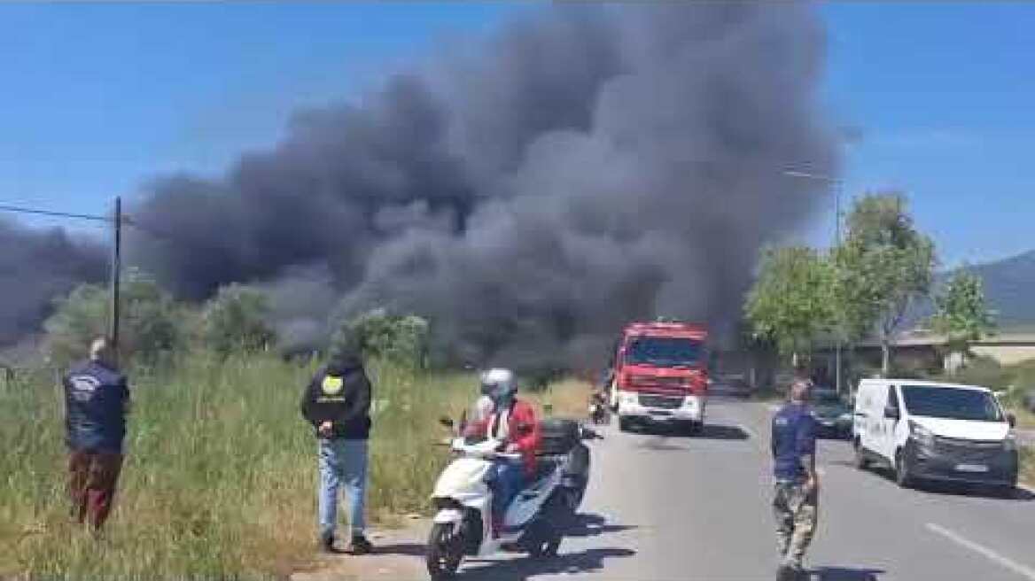 Φωτιά σε μάντρα οικοδομικών υλικών στη Νέα Είσοδο Καλαμάτας