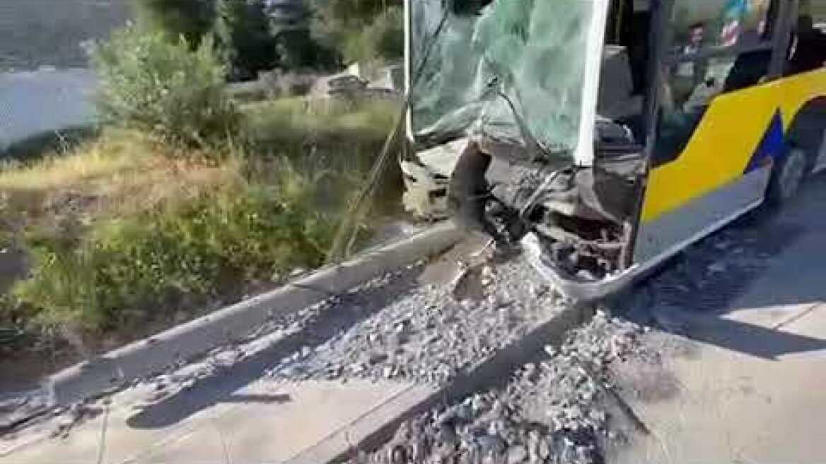 Λεωφορείο του ΟΑΣΑ έπεσε σε κολώνα στα Λιόσια