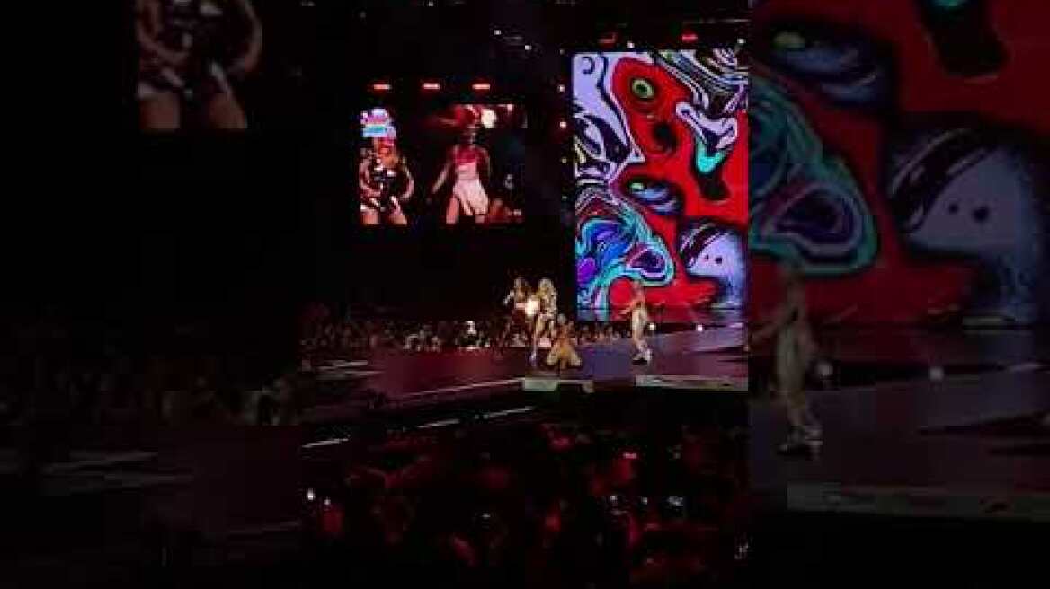 Η Καλομοίρα τραγουδάει το «Cha Cha Cha» στα Mad VMA 1