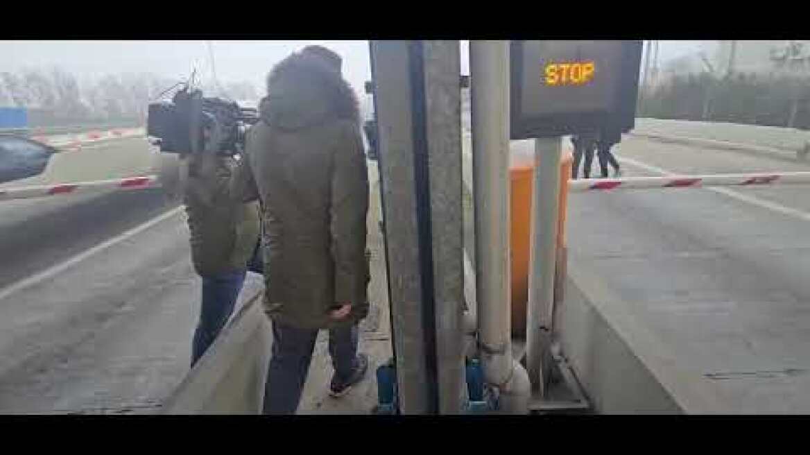 Αγρότες από τον μπλόκο της νίκαιας έφτασαν εδώ στα διόδια του ευαγγελισμού και ανέβασαν τις μπάρες-1