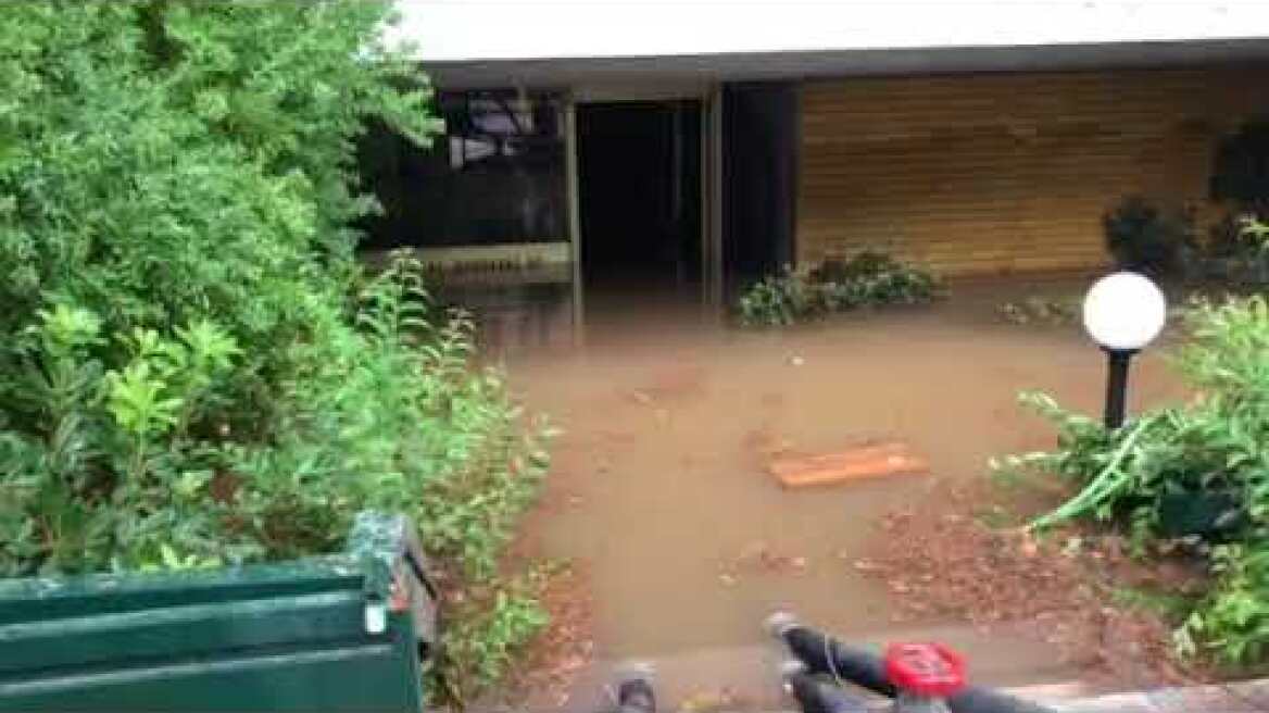 Πλημμυρισμένη είσοδος πολυκατοικίας