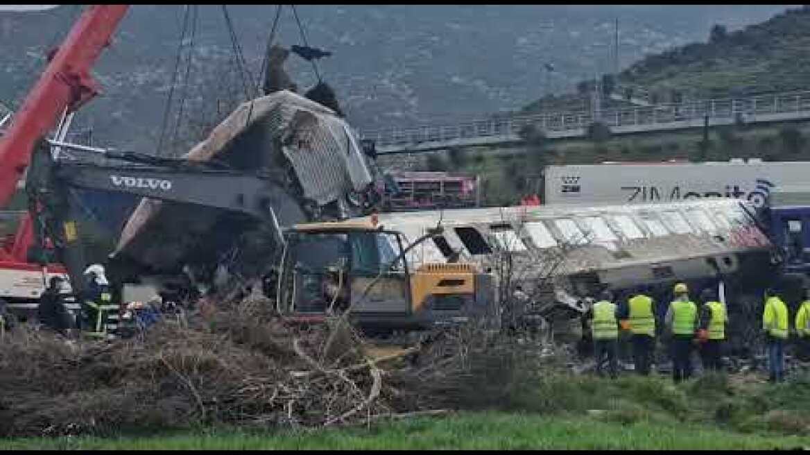 Σύγκρουση τρένων στη Λάρισα: Σηκώνουν το πρώτο βαγόνι με γερανοφόρο όχημα