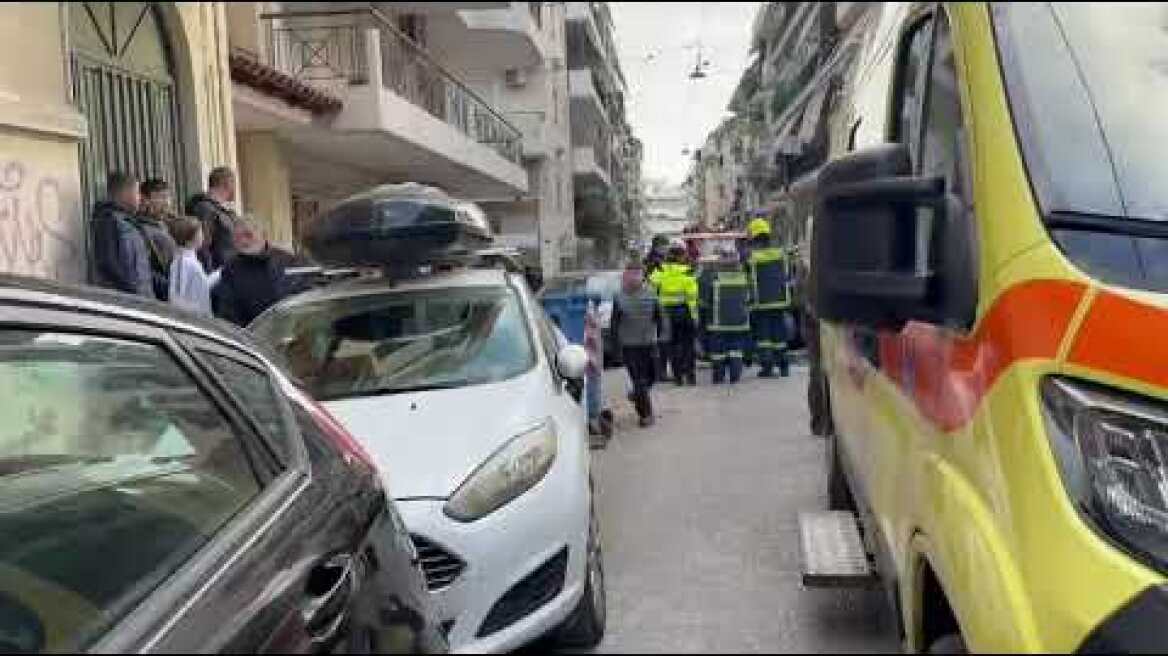 Τροχαίο στην Κυψέλη, αυτοκίνητο αναποδογύρισε στη μέση του δρόμου (3)