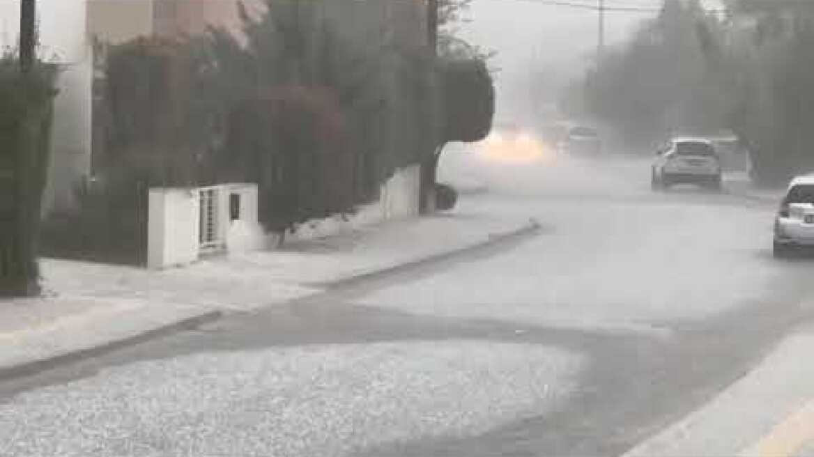 Γέμισαν οι δρόμοι χαλάζι στη Λευκωσία