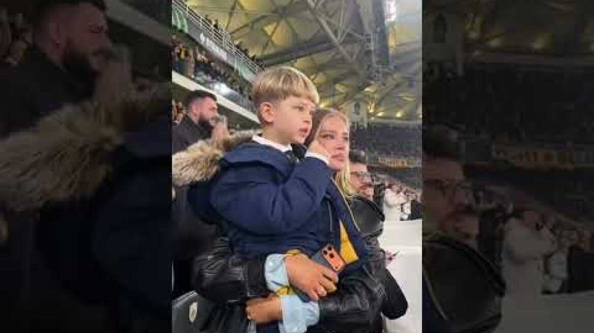 Η σύζυγος του Λούκα Γιόβιτς αγκαλιά με τον γιο τους που τραγουδάει τον ύμνο της ΑΕΚ