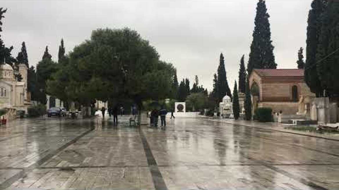 Χιονίζει στο κέντρο της Αθήνας