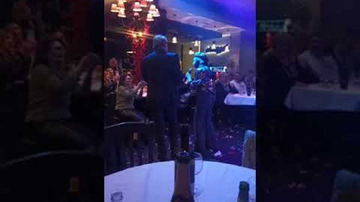 Η Ζωζώ Σαπουντζάκη διασκέδασε σε μεζεδοπωλείο με τον σύντροφό της