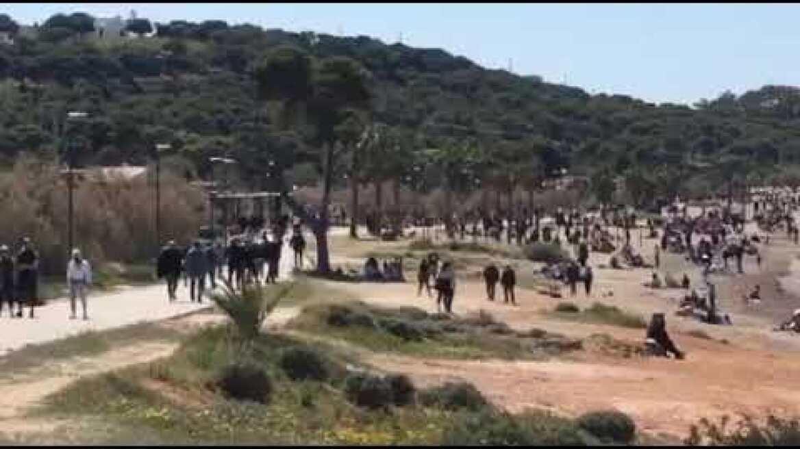 Ο κόσμος βγήκε βόλτα στην παραλία