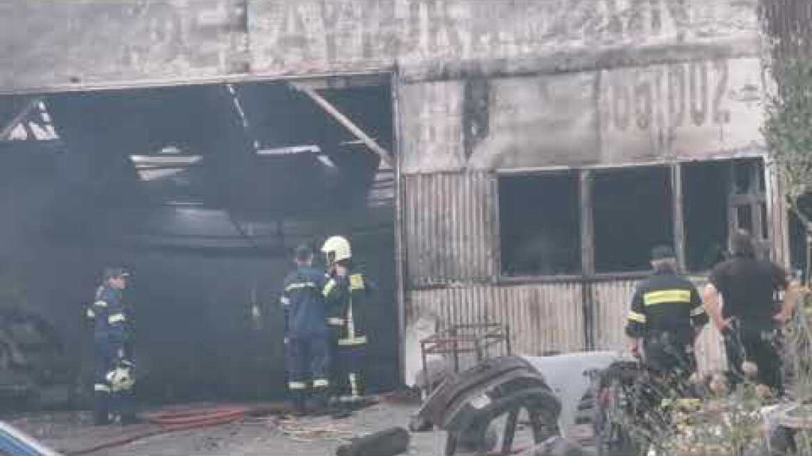 Στις φλόγες συνεργείο αυτοκινήτων στη Θεσσαλονίκη