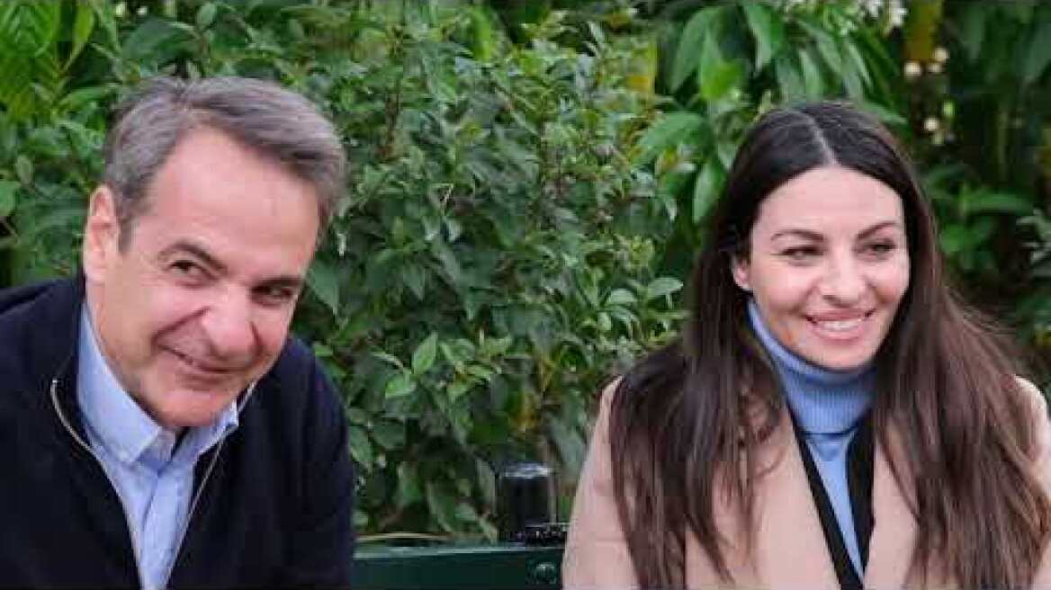 συνάντηση του Πρωθυπουργού Κυριάκου Μητσοτάκη με την παραολυμπιονίκη Άννα Ντέντα,