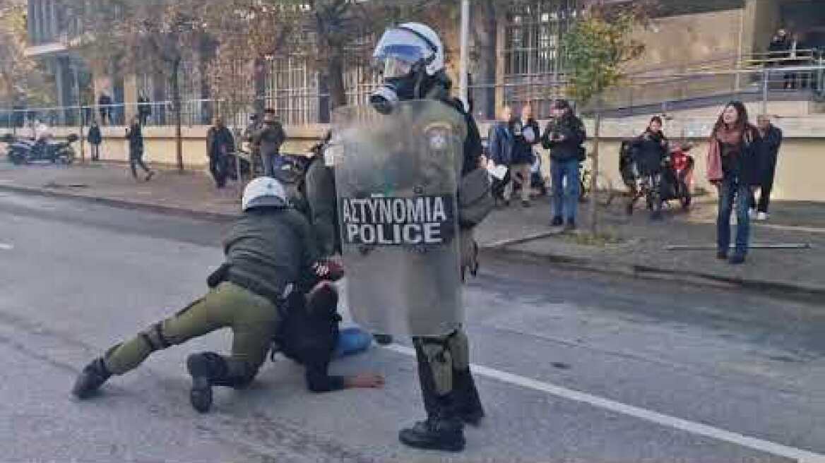 Ρομά επιτέθηκαν με ξύλα και πέτρες στα ματ, έξω από τα δικαστήρια (2)