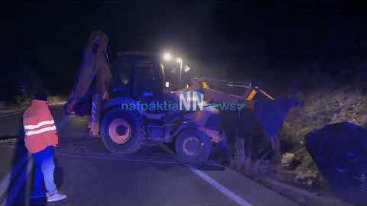 Άνω Βασιλική: Δύο τεράστιες πέτρες έκλεισαν την παλαιά εθνική Αντιρρίου -Ιωαννίνων.