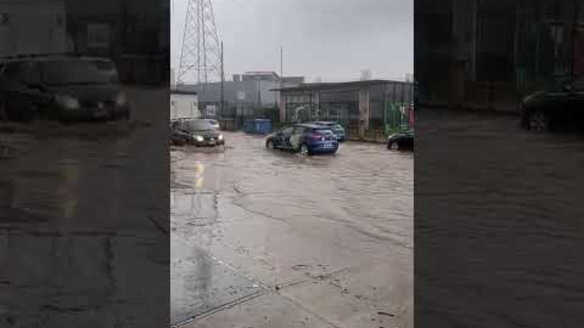 Μενίδι: Πλημμύρισε η λεωφόρος Καραμανλή