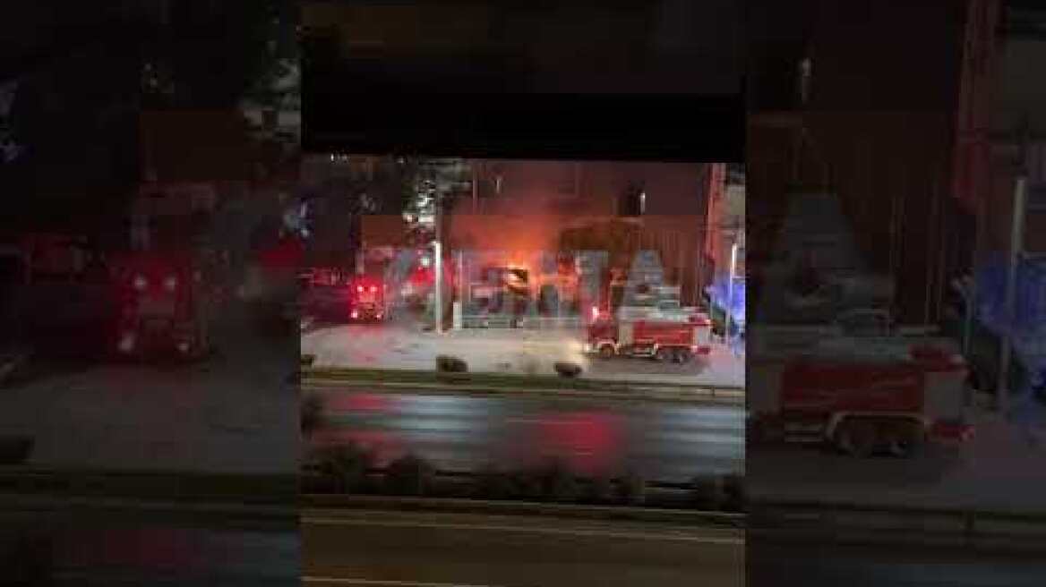 Φωτιά σε έκθεση αυτοκινήτων στη Νέα Χαλκηδόνα