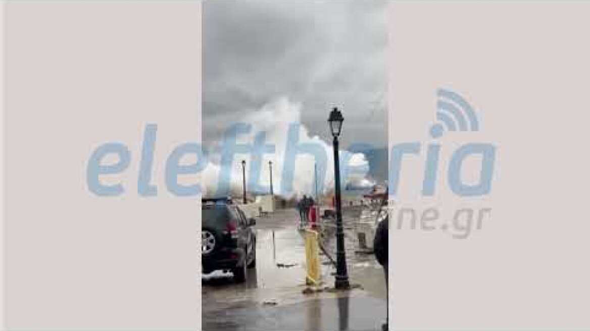 Παράλιο Αστρος: Η στιγμή που τα τεράστια κύματα παρασύρουν τον άτυχο λιμενικό