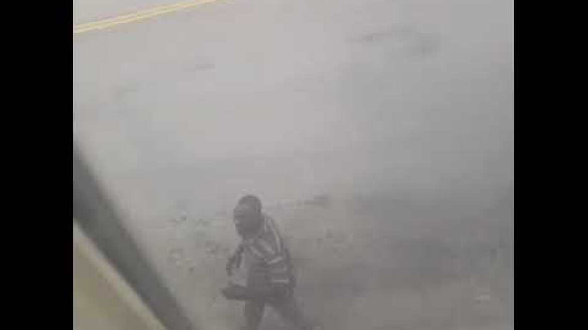 Azman Air: Hombre se sube al ala de un B737 cuando estaba a punto de despegar