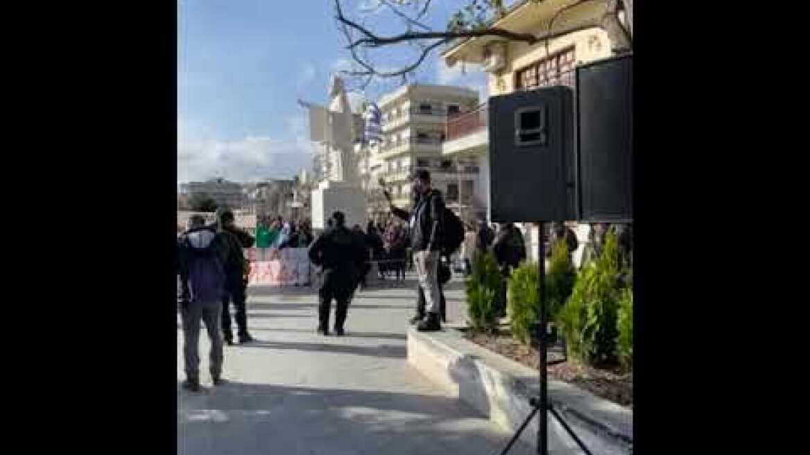 Ακραίος συνωστισμός στην Ορεστιάδα σε συγκέντρωση για το μεταναστευτικό