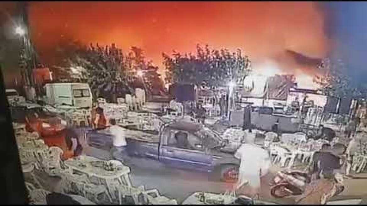 Φωτιά στο Βραχάσι: Η στιγμή που εκκενώνεται η πλατεία του χωριού