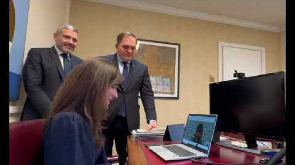 Ομογενής στη Νέα Υόρκη εξυπηρετείται στα αγγλικά με άμεση βιντεοκλήση στο myAADElive