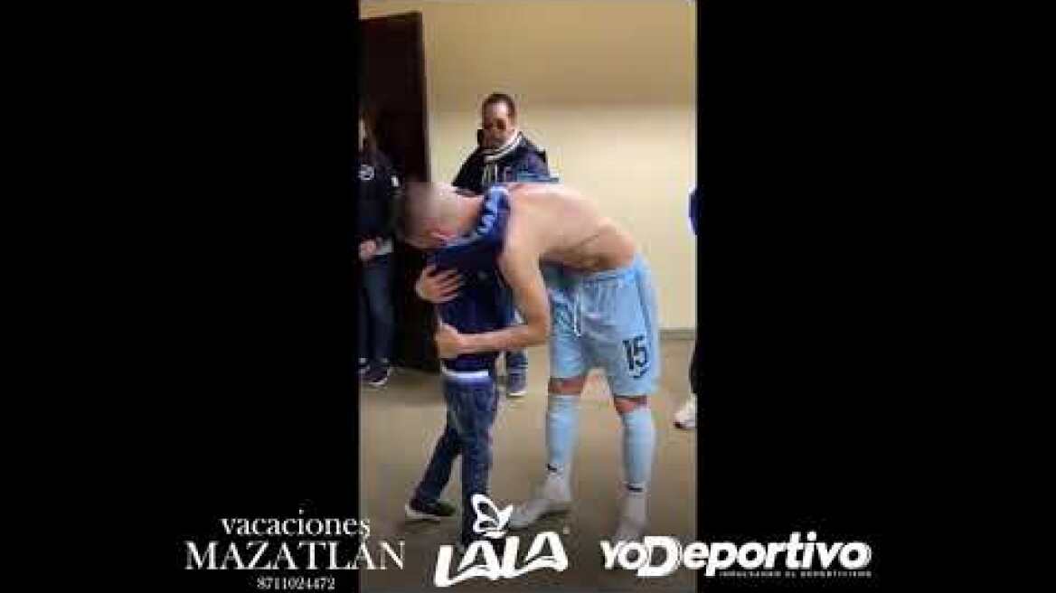 Niño aficionado al Bolívar le llora a Juanmi Callejón quien jugó su último partido con este equipo