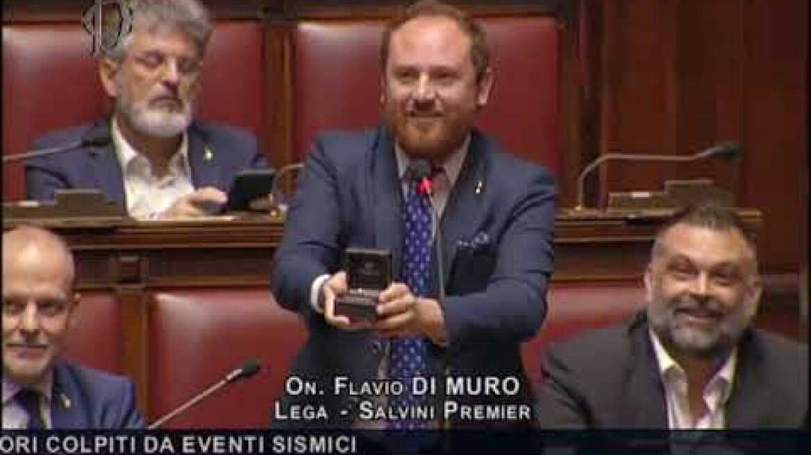 Camera, la proposta di matrimonio di Flavio Di Muro