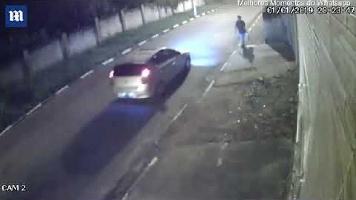 Quick Thinking Pedestrian Outwits Robbers in a car with some Nifty Changes of Direction