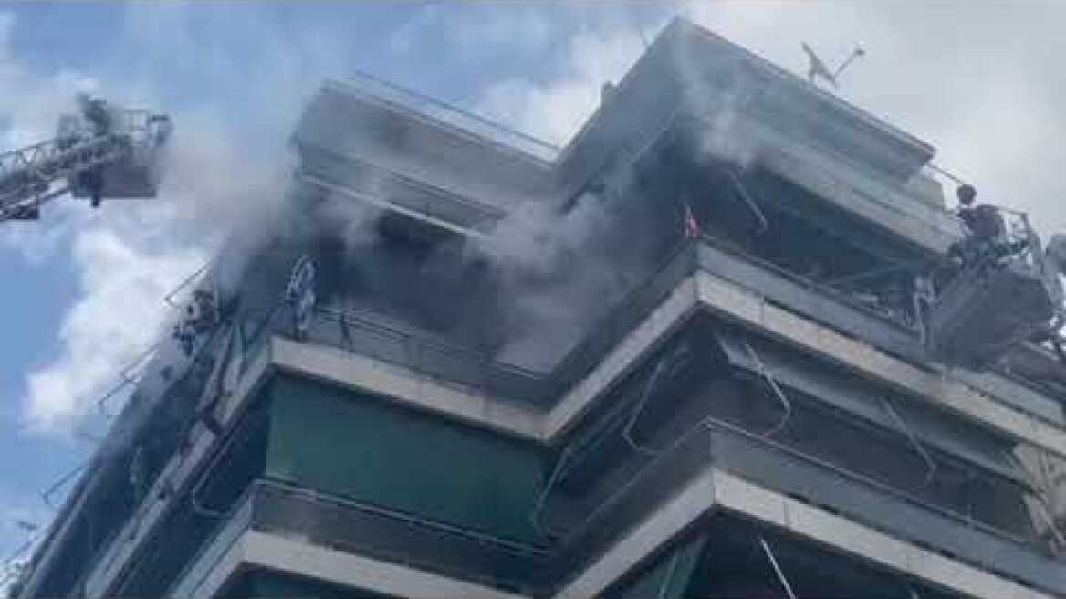 Φωτιά σε διαμέρισμα στην Μεσογείων - Απεγκλώβισαν μία ηλικιωμένη (1)