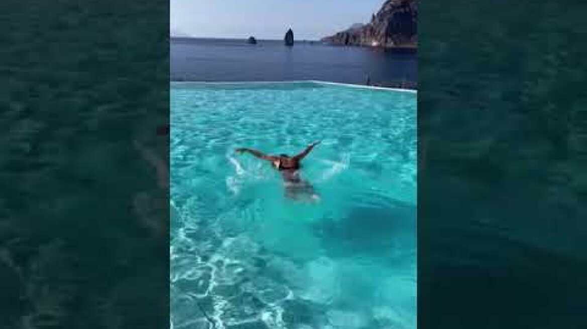 Στη Σαντορίνη η Ντιλέτα Λεότα (2)