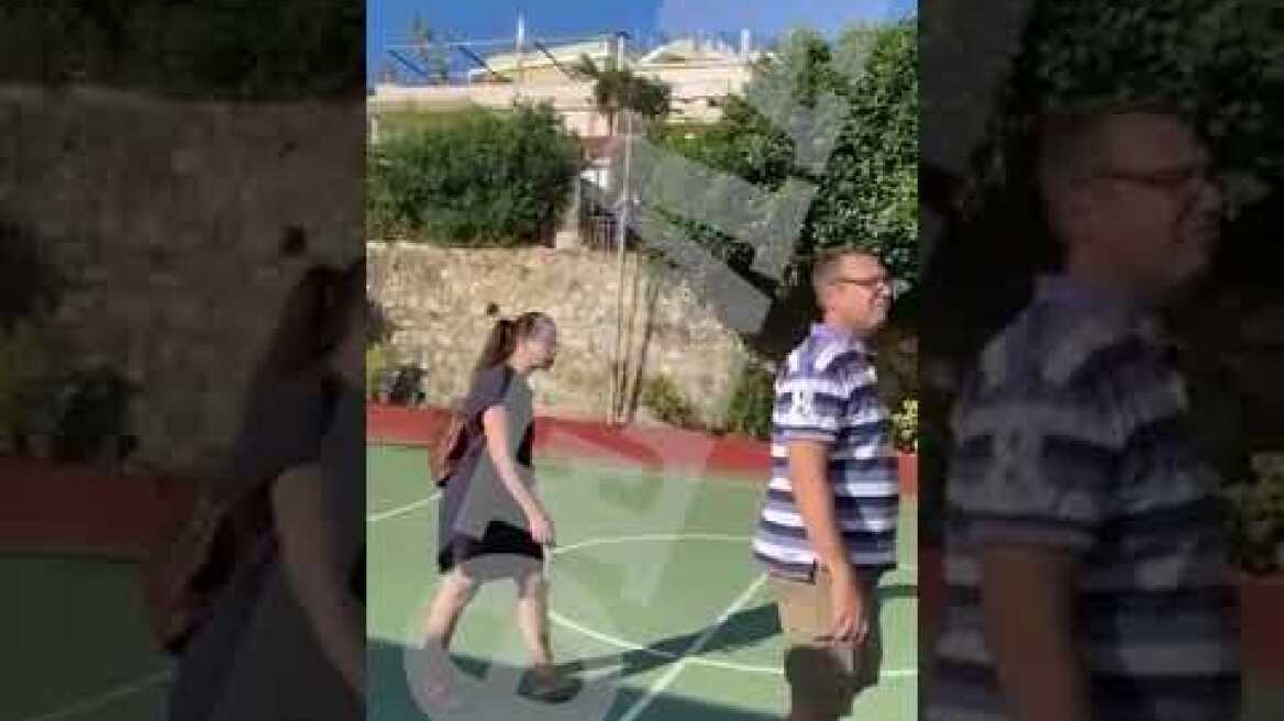 Απίστευτο: Ηλικιωμένη πέφτει από το σπίτι της σε προαύλιο σχολείου στο Αργοστόλι και σώζεται