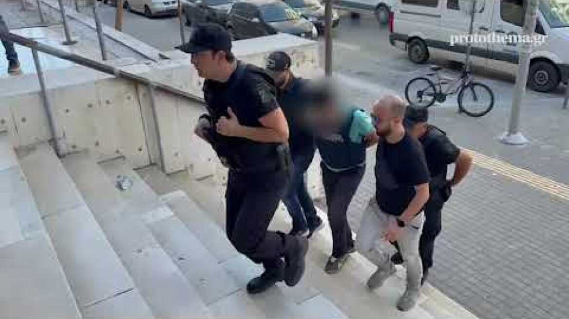 Η μεταγωγή του 50χρονου αδελφοκτόνου στα δικαστήρια