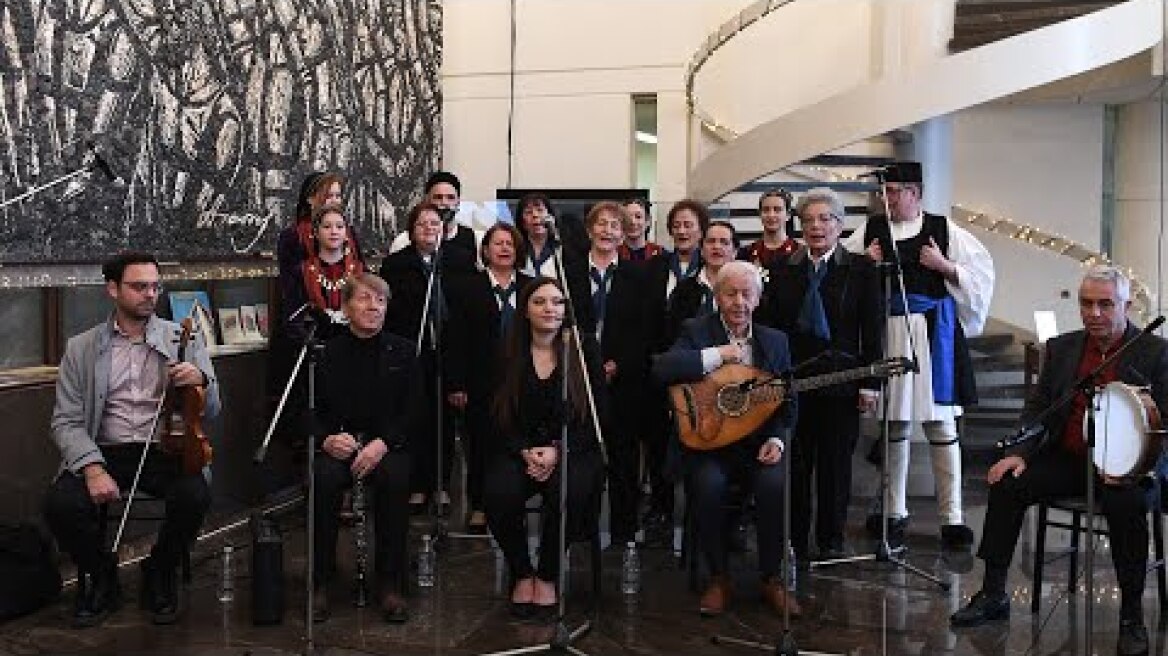 Χριστουγεννιάτικα κάλαντα στον ΓΓ της ΚΕ του ΚΚΕ Δημήτρη Κουτσούμπα