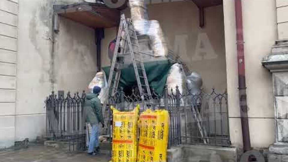 Πόλεμος στην Ουκρανία: Πολίτες προστατεύουν ιστορικά αγάλματα στο Λβιβ