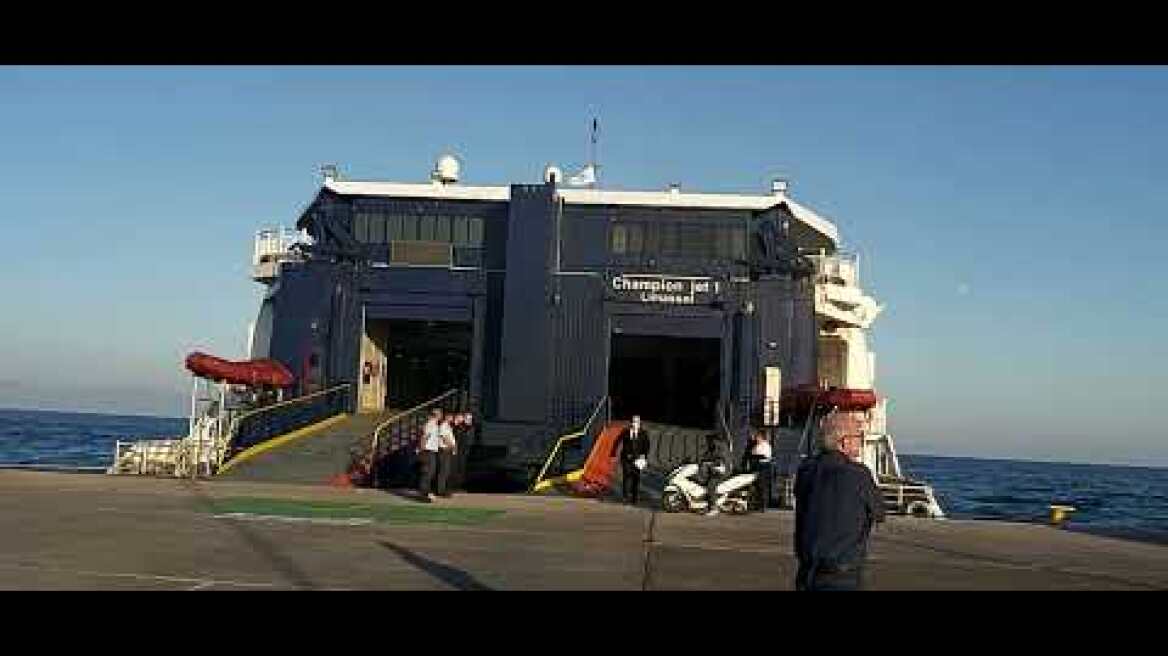 Η νεκρική πομπή του εφοπλιστή Π.Ηλιόπουλου στο λιμάνι της Ραφήνας